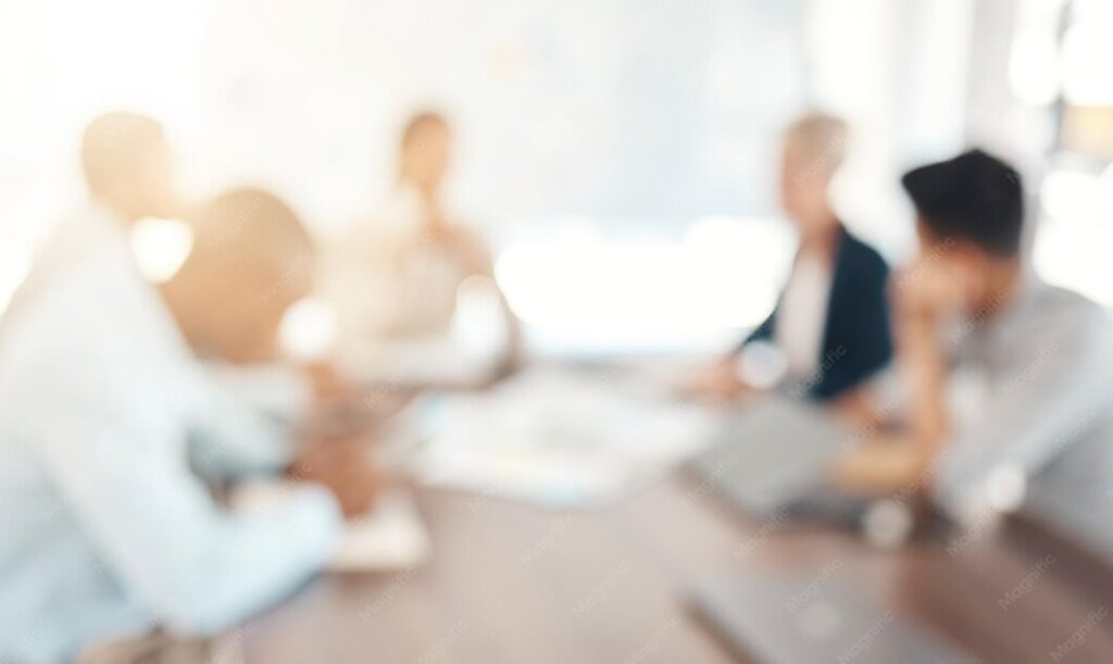 Smart Building : pourquoi 70% des projets échouent avant même d’être lancés 3 flou innovation hommes affaires lors reunion planifiant strategie marketing creative dans projet developpement travail equipe flou employes parlant coworking pour start up 590464 98953